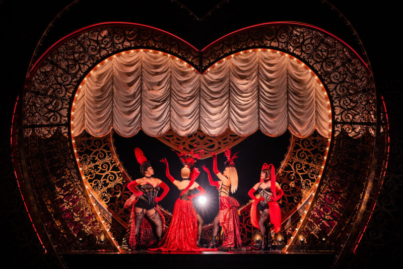 Le artiste in controluce nella scena di apertura del Moulin Rouge a Broadway