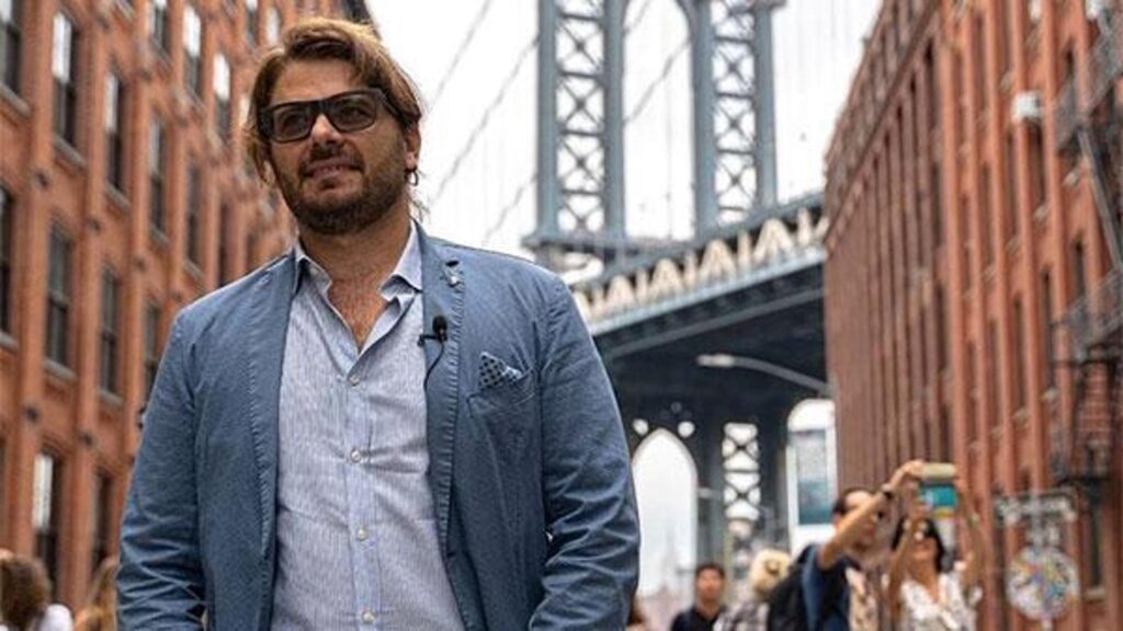 Piero Armenti a Dumbo davanti al ponte di Manhattan durante un tour a New York