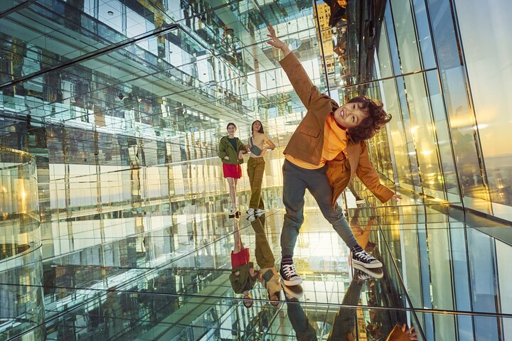 Un bambino salta tra i riflessi infiniti della sala specchiata "Air" di SUMMIT One Vanderbilt