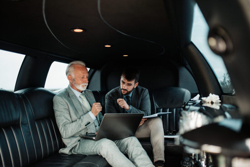 Limousine transfer JFK Manhattan, business, laptop
