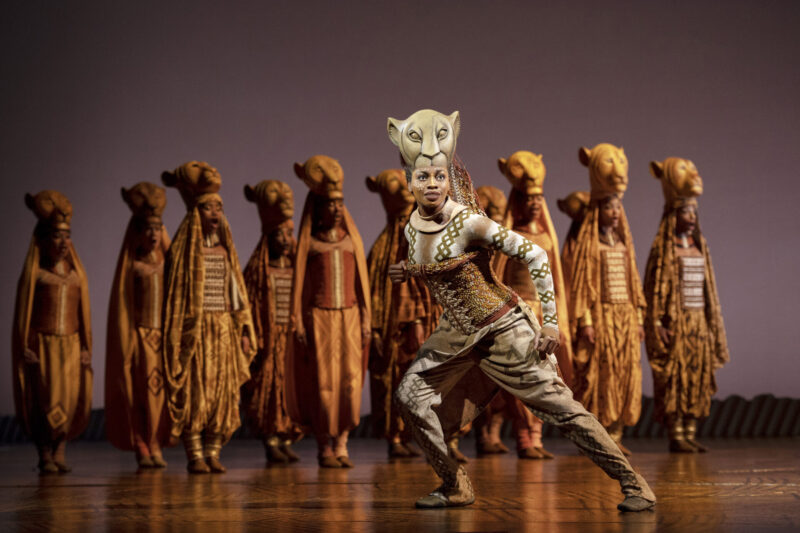 Adrienne Walker nel ruolo di Nala con l'ensemble del Re Leone a Broadway
