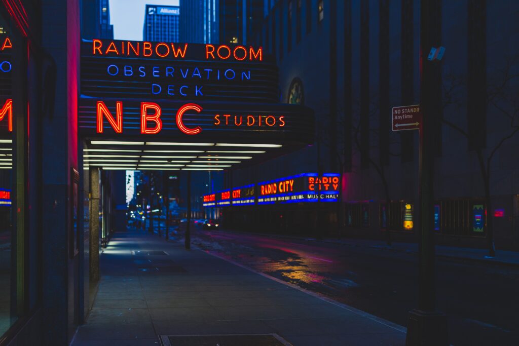 Le insegne al neon di NBC Studios e Radio City Music Hall accese la sera