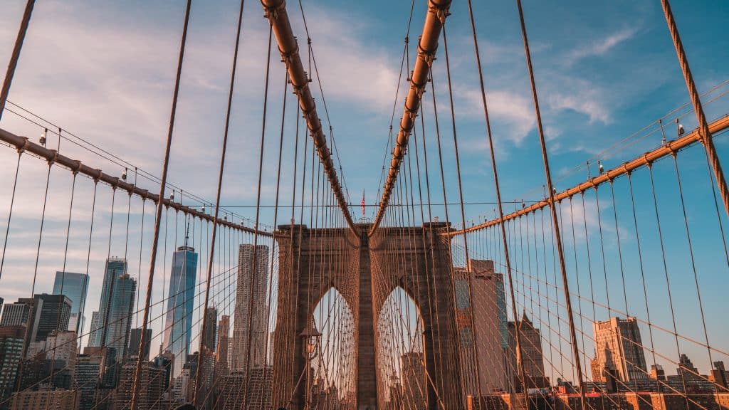 Veduta dal basso dei tiranti del Ponte di Brooklyn di giorno