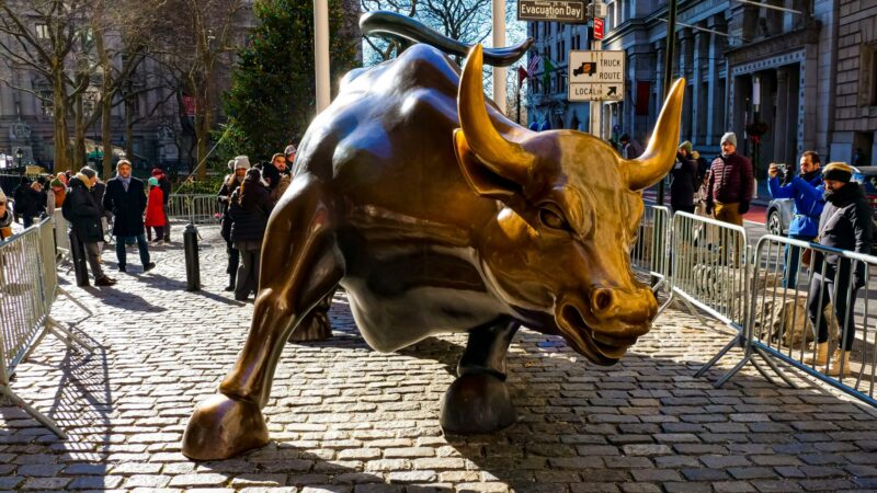 Il Toro di Wall Street circondato dai visitatori nel distretto finanziario di New York