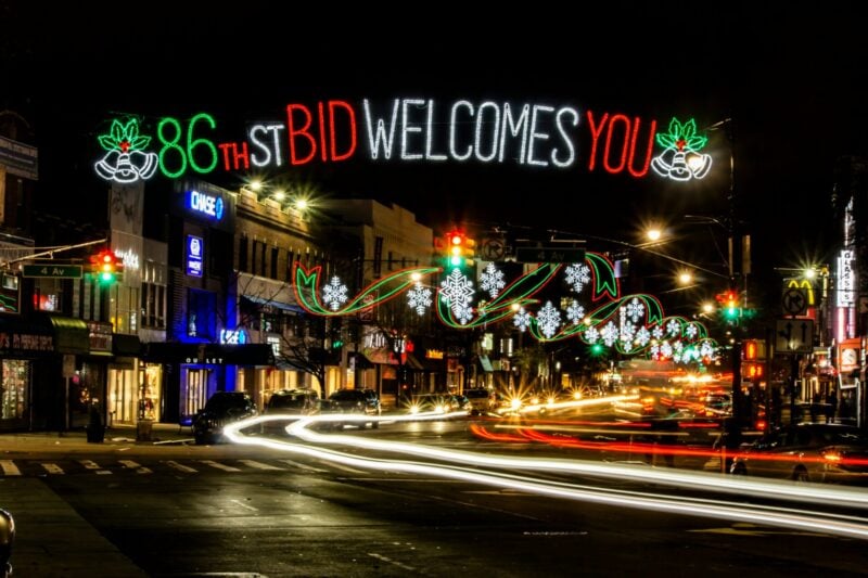 La vista del Quartiere Decorato Dyker Heights durante il Lights Tour a New York