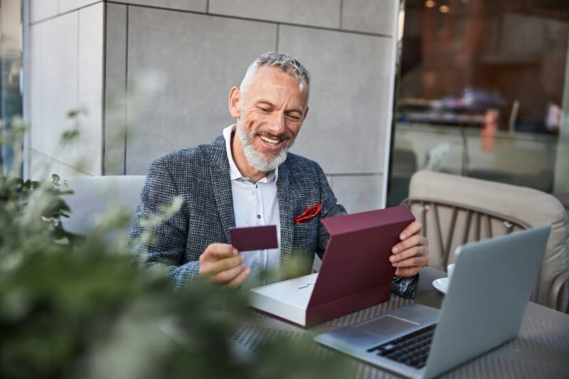 Uomo scopre di aver ricevuto una gift card