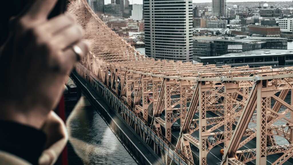Vista dell'Hudson e di un ponte dall'elicottero