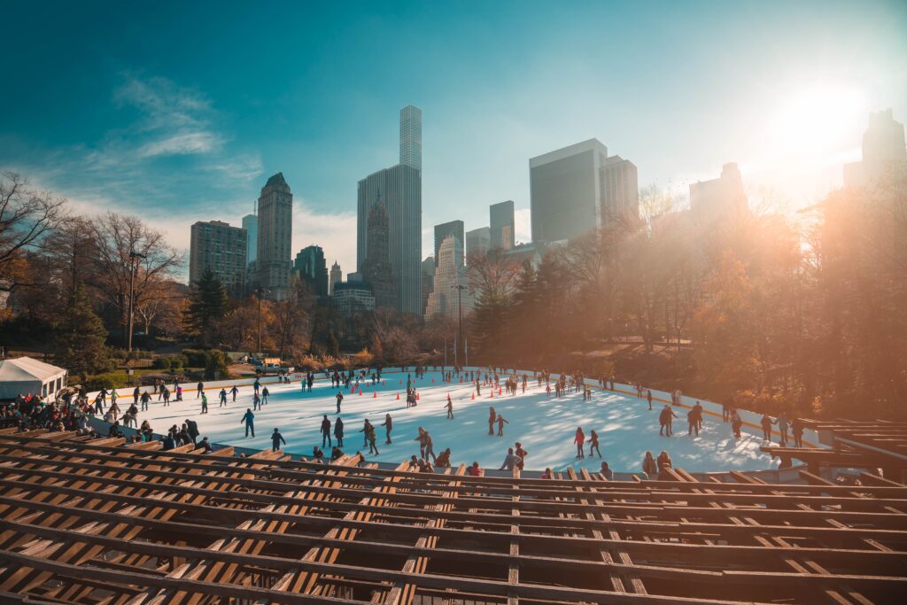 Wollman Rink con lo skyline di Midtown, Central Park