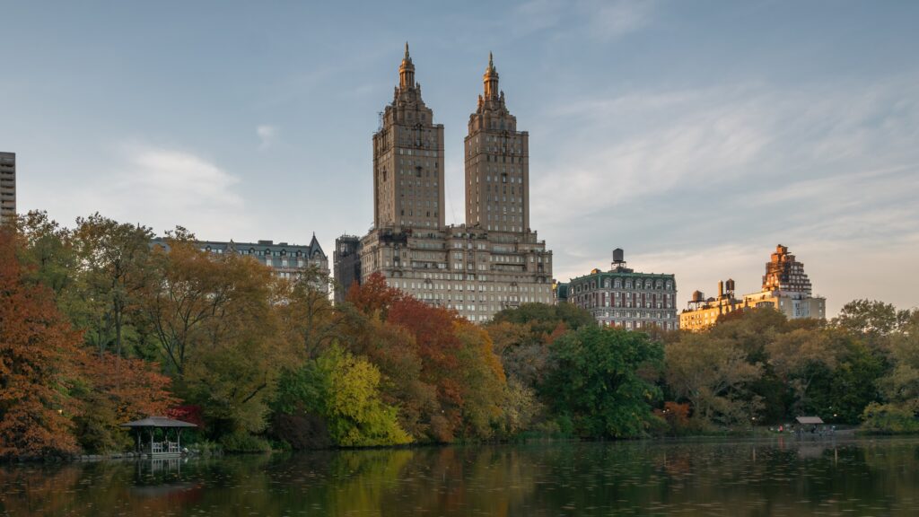 Il San Remo visto dal Lake in autunno, Central Park