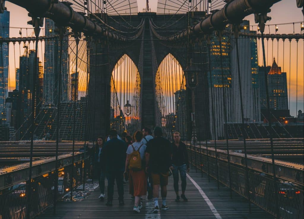 Scorcio serale del Ponte di Brooklyn durante il Tour