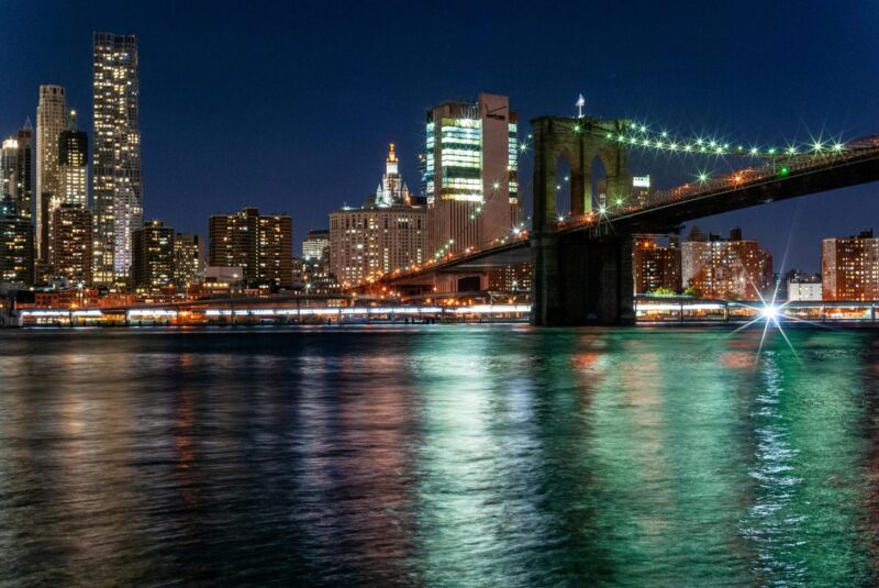 Luci del Ponte di Brooklyn e di Lower Manhattan riflesse sull'East River di notte