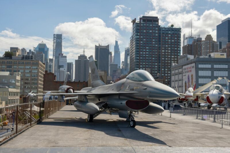Intrepid Sea-Air-Space Museum: un caccia F-16 sul ponte di volo con lo skyline di New York