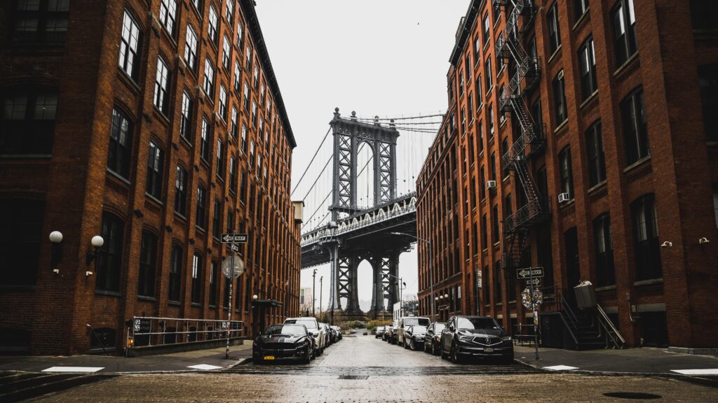 Il ponte di Manhattan incorniciato dai palazzi in mattoni di Dumbo a Brooklyn