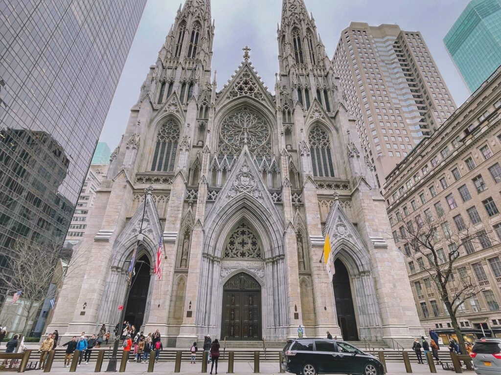 La cattedrale di San Patrizio incastonata fra i grattacieli della Quinta Strada
