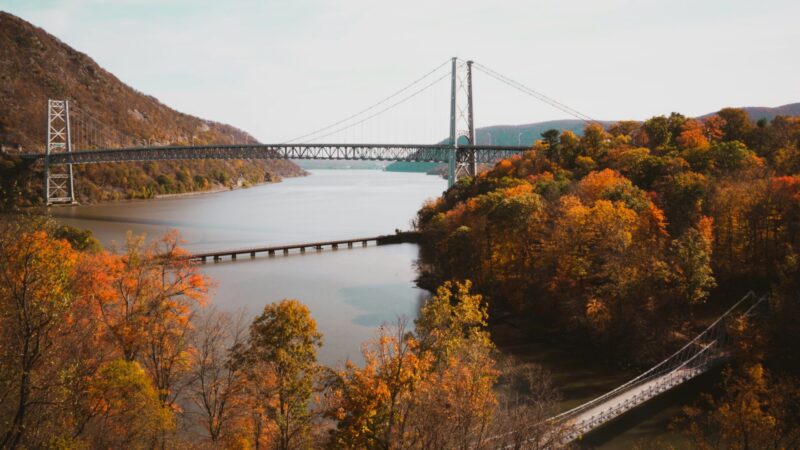 Il ponte di Bear Mountain sull'Hudson circondato dai boschi in pieno foliage autunnale