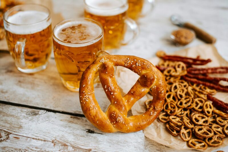 Pretzel, birre stagionali e salatini serviti a bordo durante la crociera a tema Oktoberfest